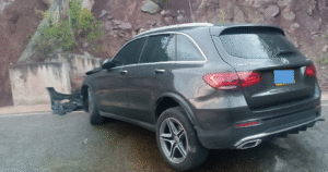 Camioneta Mercedes Benz, colisionó con el barranco en la vía Zapatoca – Girón