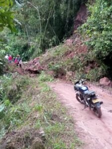 La vía Zapatoca – San Vicente (sector Mata de Guadua) permanece cerrada por un derrumbe