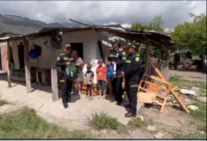 La labor social de la comunidad y la fuerza policial pueden unirse para hacer una diferencia en la vida de las personas más necesitadas