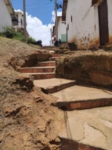Jornada de mantenimiento en las escaleras tipo caracol del barrio La Raíz, en Zapatoca