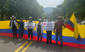 Tercer día de bloqueos en Santander: Campesinos exigen revisión de avalúos catastrales