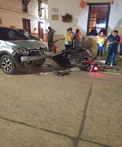 Percance vial en la esquina del Parque Principal: Colisión deja solo daños materiales