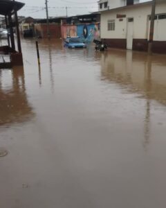 🌧️ Fuertes lluvias provocan inundaciones en el casco urbano de Zapatoca
