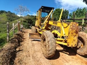 🚜 ¡Mejores vías para el campo! Avanzan los trabajos de mantenimiento en la vereda Las Flores