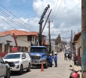 La Electrificadora de Santander atiende riesgo vial en Zapatoca y repone poste en mal estado
